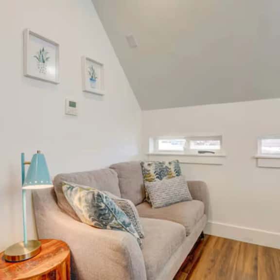 Private Highlands 1BR | Vaulted Ceilings - Image 1